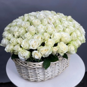 101 белая роза в корзине (40 см) в Королеве