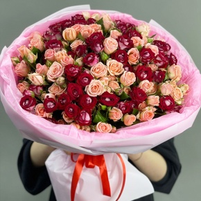 Букет "Рубиновый гранит" из 35 кустовых роз микс (50 см) в Королеве
