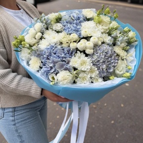 Букет "Голубые облака" из хризантемы, диантусов, Голландской гортензии, дельфиниума и эустомы в Королеве