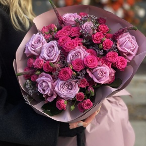 Букет "Малиновый вечер" из кустовых малиновых роз, вероники, лимониума и роз Меритим в Королеве