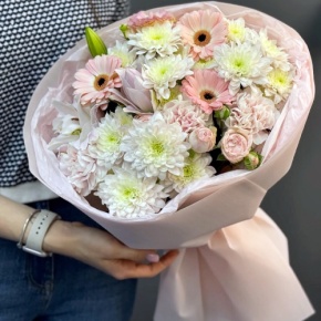 Букет "Дружба" из хризантемы, пионовидной лилии, гербер, диантусов и кустовых роз в Королеве