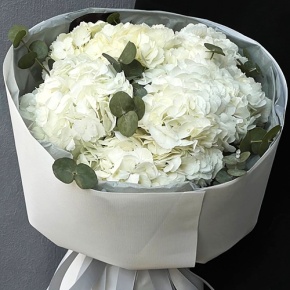 Букет из 7 белых гортензий и эвкалипта в Королеве