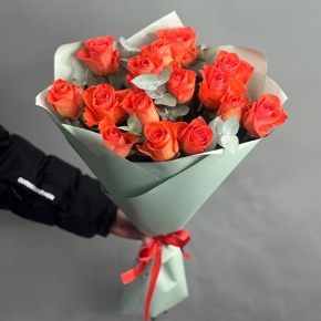Букет из 15 морковных роз с эвкалиптом (50 см) в Королеве