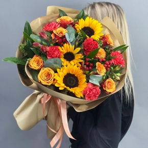 Букет "Ричи" из подсолнухов, альстромерий, гиперикума, роз, скиммии и диантусов в Королеве