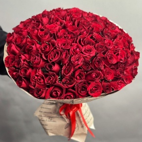 Букет 101 красная роза Кения в крафте (50 см) в Королеве