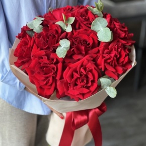 Букет "Красная пантера" из 13 роз Эквадор и эвкалипта в Королеве