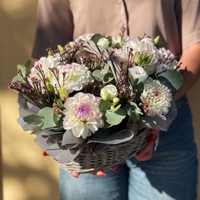 Композиция в корзине "Сюзи" из георгин, эустом и капса в Королеве
