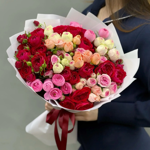 Букет из 15 разноцветных веток кустовых роз в Королеве