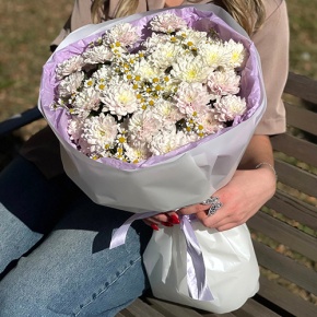 Букет "Нежный взгляд" из кустовых хризантем и ромашек в Королеве