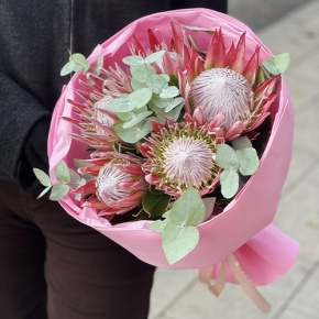 Букет из 5 протей и эвкалипта в Королеве