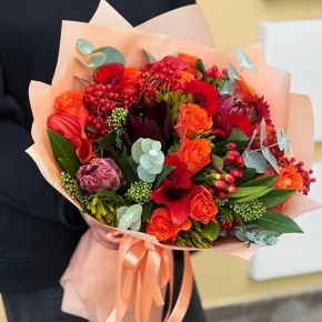 Букет "Красный закат" из калл, роз, калины, скиммии, гиперикума, сафари, гербер и капса в Королеве