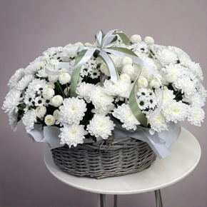 Композиция в корзине "Снежная лавина" из хризантем в Королеве