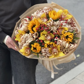 Букет "Биркин" из подсолнухов, орхидей, гиперикума, хризантем Виена в Королеве