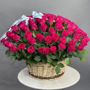 Композиция в корзине из 151 малиновой розы в Королеве