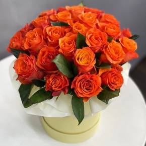 Композиция в шляпной коробке из 25 роз огненных роз в Королеве