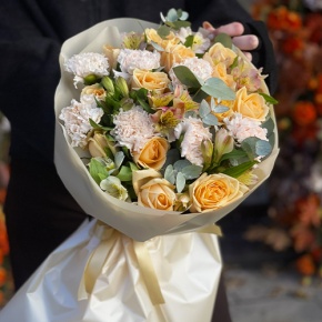 Букет "Пломбирный" из роз Аваланж, диантусов, альстромерий и эвкалипта в Королеве