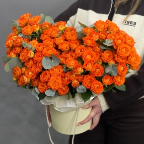 Композиция в шляпной коробке "Закат" из кустовых роз и эвкалипта в Королеве