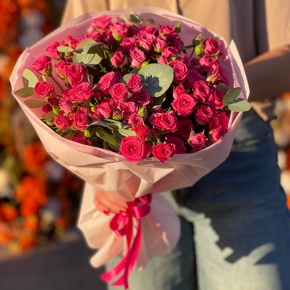 Букет из 15 кустовых малиновых роз и эвкалипта (40 см) в Королеве