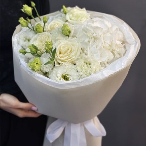 Букет "Нега" из Голландской гортензии, роз и эустом в Королеве