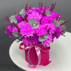 Композиция в шляпной коробке "Магия розового" из хризантем и лаванды в Королеве