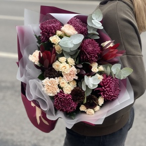 Букет "В каждом мгновении" из хризантем Бигоуди, кустовых роз, сафари, гербер Экзотик и диантусов в Королеве