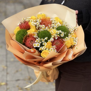 Букет "Зельда" из диантусов Lux, лимонных роз, лейко и ромашек в Королеве