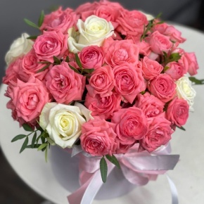 Композиция в шляпной коробке из белых и кустовых коралловых роз в Королеве