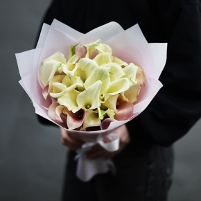 Букет из 25 калл нежный микс в Королеве