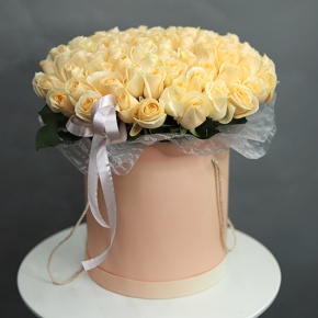 Композиция в шляпной коробке из 101 кремовой розы в Королеве