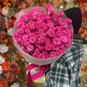 Букет из 35 малиновых кустовых пионовидных роз (60 см) в Королеве