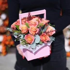 Композиция в ящике из роз Мисс Пигги и капса в Королеве