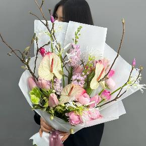 Авторский букет с антуриумами, ранункулюсами и цветущими ветками магнолии в Королеве