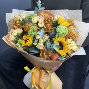 Букет "Сочиняй мечты" из подсолнухов, лейко, вибирнума, орхидей, калл, кустовых роз и талинума в Королеве