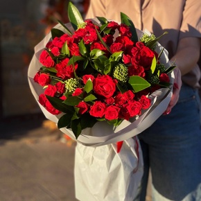 Букет "Всё возможно" из кустовых роз, скиммии, роз Эль Торо и рускуса в Королеве