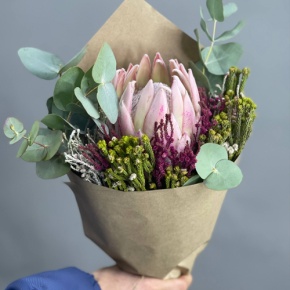 Букет "Капс" из протей и эвкалипта в Королеве