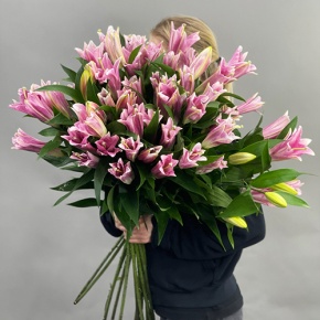 Букет из 17 розовых лилий в Королеве