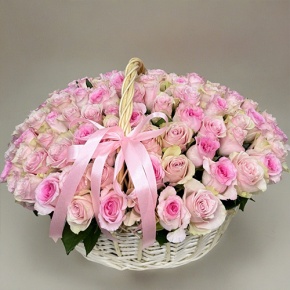 Композиция в корзине из 101 кенийской розы нежный микс (40 см) в Королеве