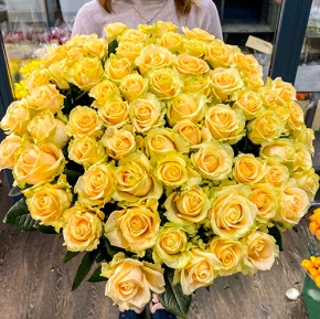 75 роз Аваланж (70 см) в Королеве