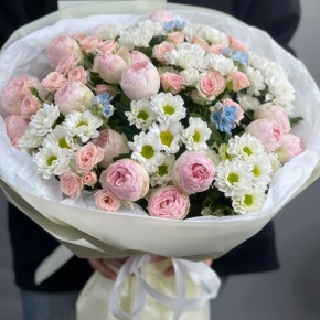 Букет "Маргоша" из хризантем сантини ,кустовых пионовидных роз Мэнсфилд парк и оксипеталума в Королеве