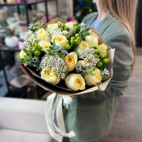 Букет "Мичиган" из пионовидных роз Баттеркап, озатамнуса, оксипеталума и гиперикума в Королеве