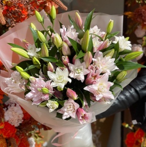 Букет из 11 ароматных пионовидных лилий в Королеве