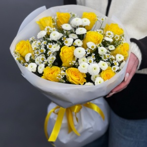 Букет "Синди" из лимонных роз, ромашек и хризантем сантини в Королеве