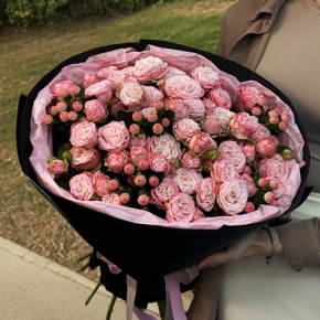 Букет из кустовых роз Бомбастик и гиперикума (50 см) в Королеве