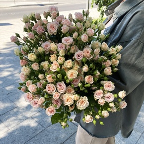 Букет из 31 кустовой розы микс (70 см) в Королеве