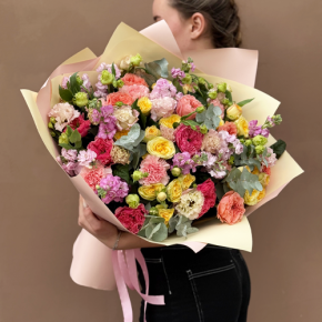 Букет "Яркая птичка" из пионовидных роз Риджертс Парк, маттиол, диантусов и эустом в Королеве