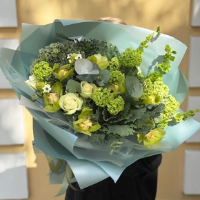 Букет "Виват" из Голландской гортензии, ягод вибирнума, орхидей, роз, брассики и орнитогалума  в Королеве