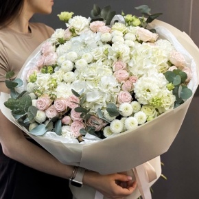 Букет "Пастелла" из кустовых пионовидных роз, Голландской Гортензии, эустомы, хризантемы Ньютон и эвкалипта в Королеве