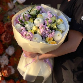 Букет "Секрет" из ароматных маттиол, диантусов, кустовых пионовидных роз и хризантем Момоко в Королеве