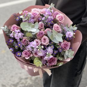 Букет "Хрустальный" из роз, астера и ароматных маттиол в Королеве