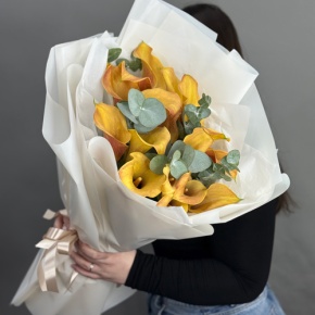 Букет из 17 оранжевых калл с эвкалиптом в Королеве